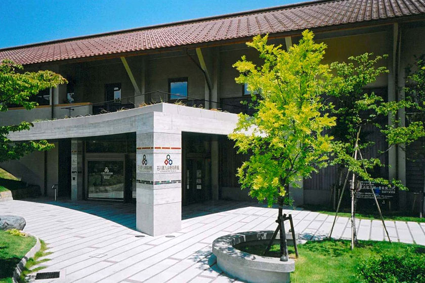 石川県九谷焼美術館の外観