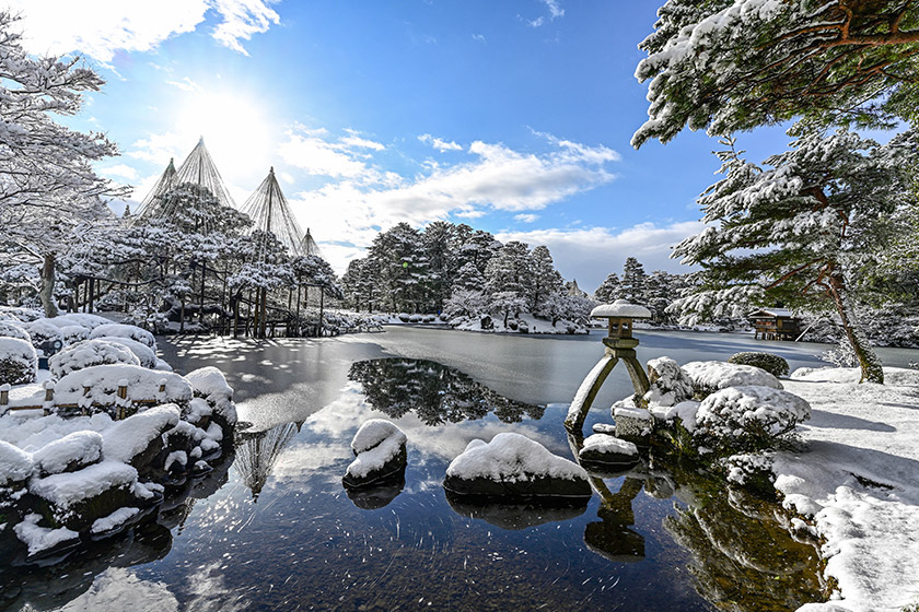 雪景色×歴史のコラボを楽しむ！冬の兼六園＆金沢城を巡る散策